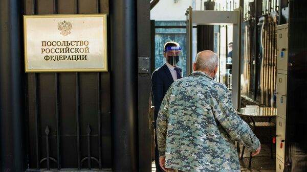 Мужчина входит в посольство России в Кыргызстане. Архивное фото - Sputnik Кыргызстан