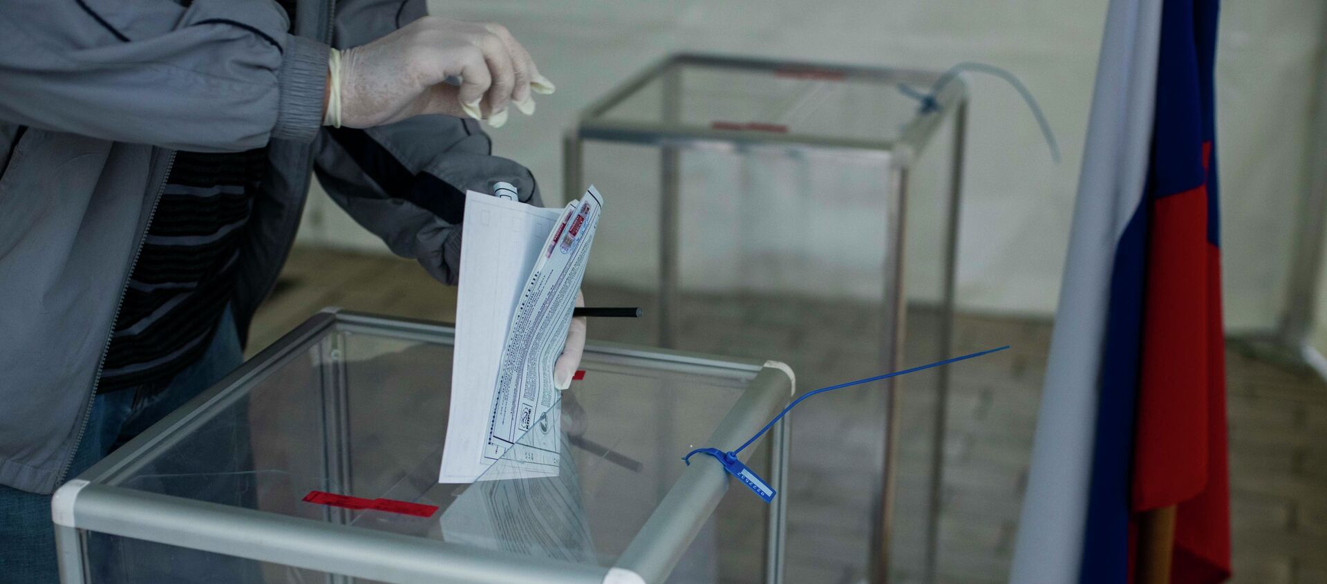 Голосование на выборах в Госдуму РФ на избирательном участке в Бишкеке - Sputnik Кыргызстан, 1920, 19.09.2021