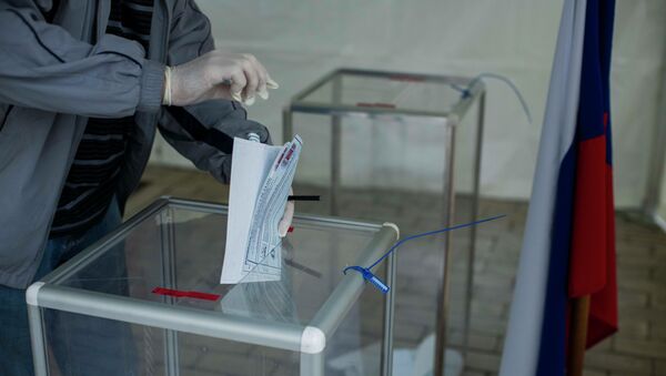 Голосование на выборах в Госдуму РФ на избирательном участке в Бишкеке - Sputnik Кыргызстан