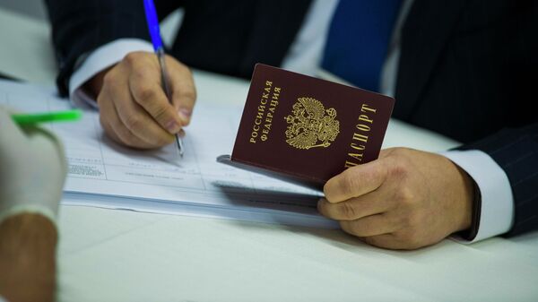 Мужчина с паспортном России. Архивное фото - Sputnik Кыргызстан