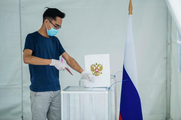 Голосование на выборах в Госдуму РФ на избирательном участке в Бишкеке - Sputnik Кыргызстан