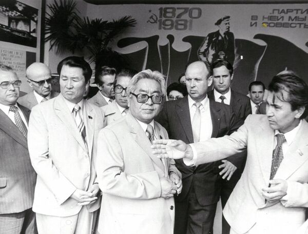 Турдакун Усубалиев жана КРдин болочоктогу өкмөт башчысы Апас Жумагулов, 1984-жыл - Sputnik Кыргызстан