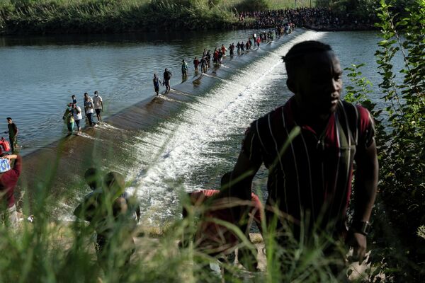 Нелегальная миграция в США через реку Рио-Гранде - Sputnik Кыргызстан