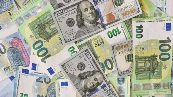 Денежные купюры долларов США и евро. Иллюстративное фото - Sputnik Кыргызстан