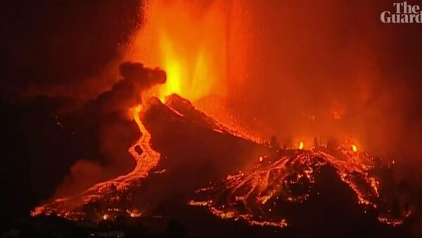Страшно красиво! На видео сняли извержение вулкана в Испании - Sputnik Кыргызстан