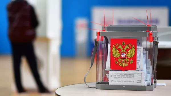Урна с бюллетенями на избирательном участке. Архивное фото  - Sputnik Кыргызстан