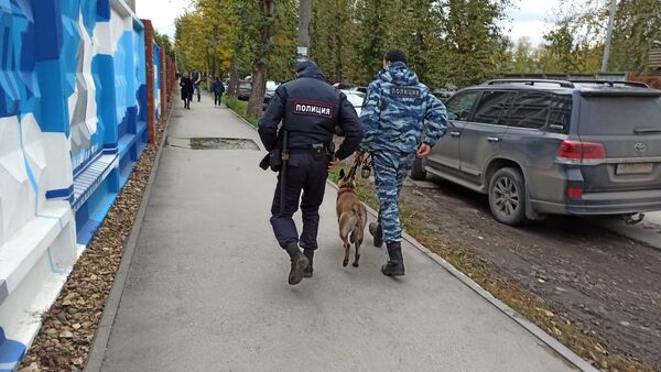 Сотрудники полиции со служебной собакой на улице Перми - Sputnik Кыргызстан