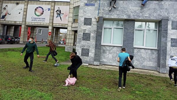 Студенттер Пермь университеттин терезелеринен секирип түшүп жатышат - Sputnik Кыргызстан