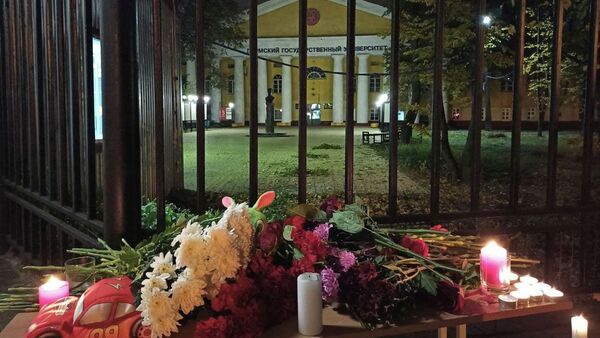 Стихийный мемориал у проходной Пермского государственного национального исследовательского университета, организованный в память о погибших при стрельбе - Sputnik Кыргызстан