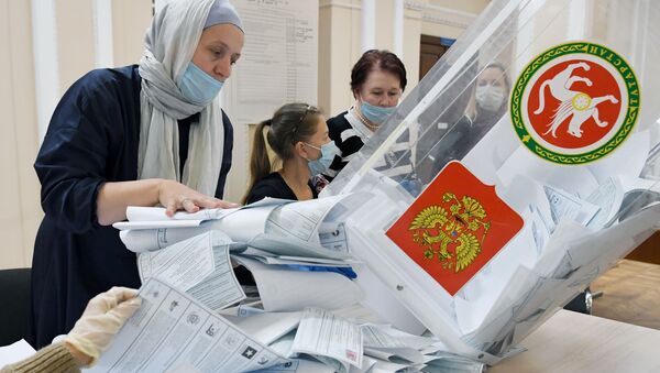 Сотрудники избирательной комиссии подсчитывают бюллетени после закрытия избирательного участка - Sputnik Кыргызстан
