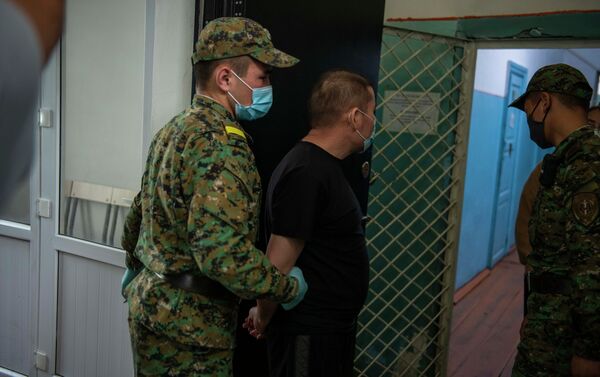 Обвиняемого увозят после судебного процесса - Sputnik Кыргызстан