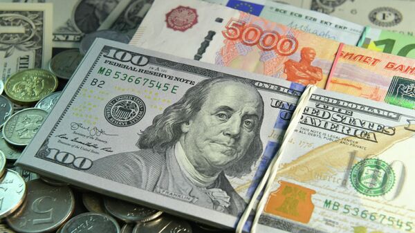 Денежные купюры и монеты долларов США, рублей и евро. Архивное фото - Sputnik Кыргызстан