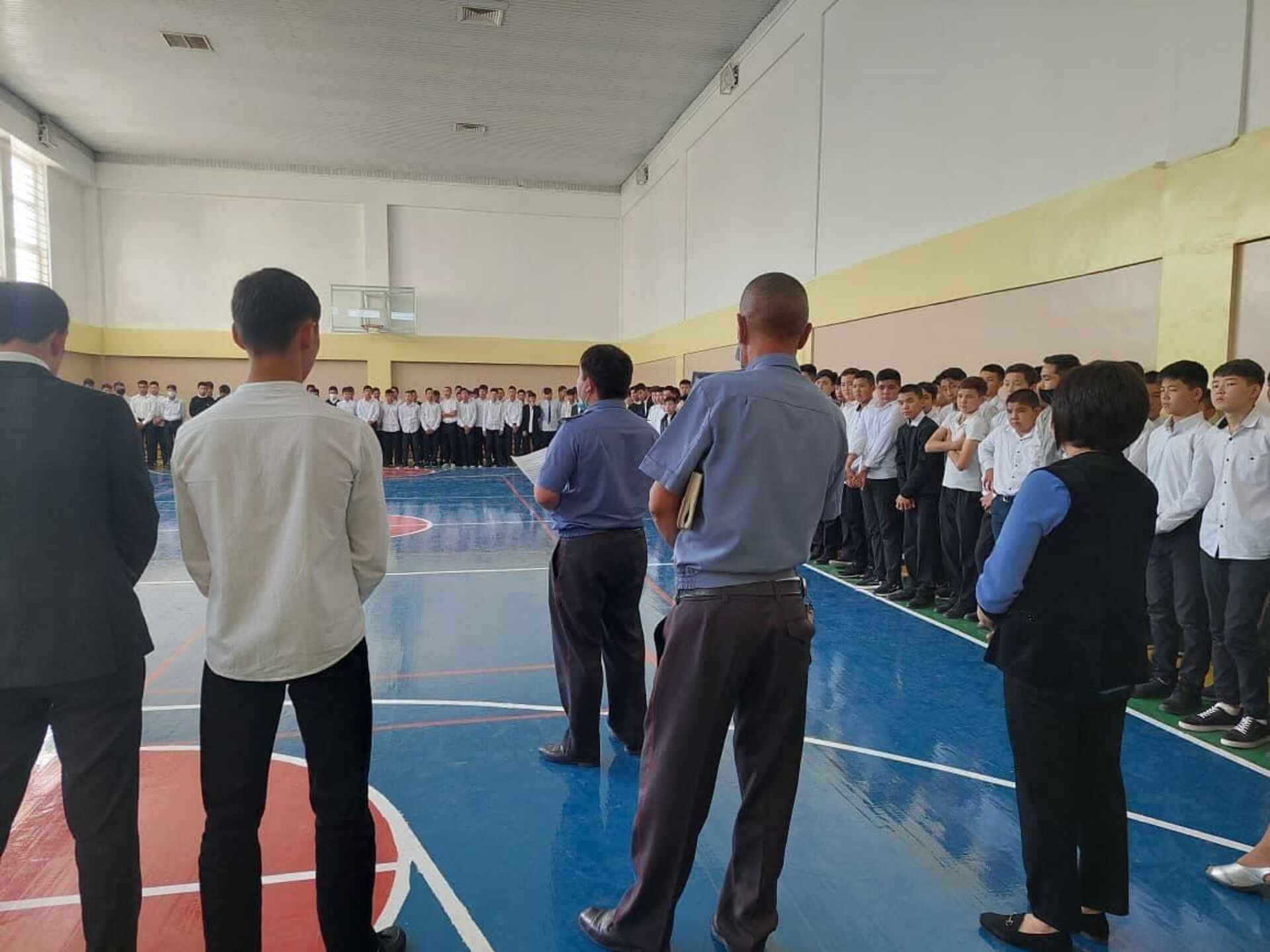 Милиционеры прочитали лекции старшеклассникам Бишкека после трагедии в Перми - Sputnik Кыргызстан, 1920, 23.09.2021