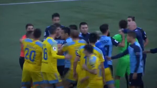 Беспредел на поле — видео массовой потасовки на матче в Казахстане - Sputnik Кыргызстан