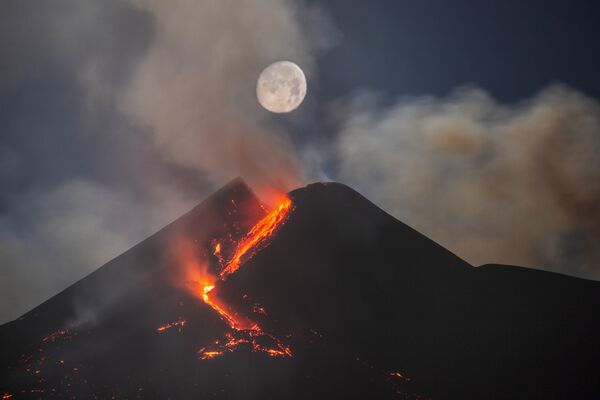 Италиялык фотограф Дарио Джаннобиленин Этна вулканынын түштүк-чыгыш жаракасынын үстүндөгү Ай эмгеги Асман пейзажы категориясында экинчи орунду ээледи - Sputnik Кыргызстан