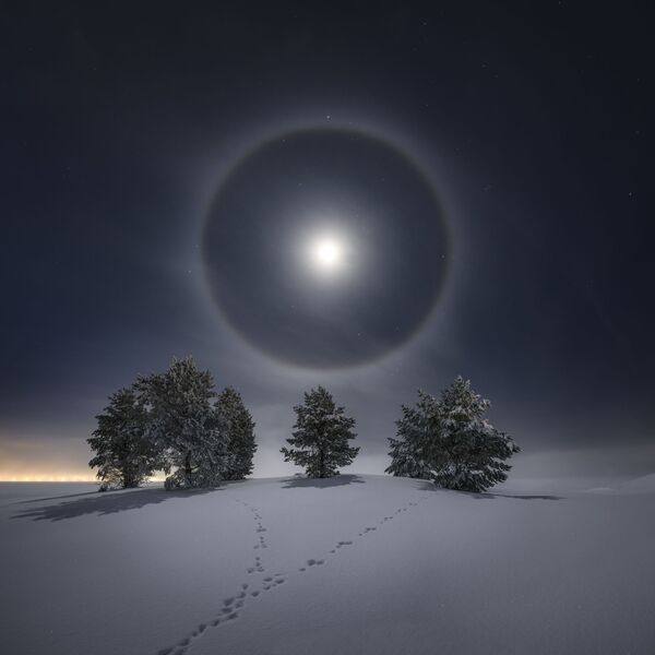 Снимок Lunar Halo шведского фотографа Göran Strand, занявший второе место в категории Our Moon конкурса Royal Observatory’s Astronomy Photographer of the Year 13 - Sputnik Кыргызстан
