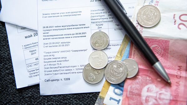 Счет-квитанции за коммунальные услуги и деньги на столе. Иллюстративное фото - Sputnik Кыргызстан