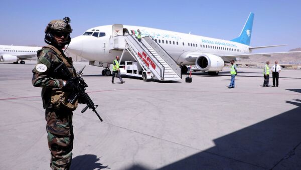 Член сил Талибана стоит у самолета в международном аэропорту Хамида Карзая в Кабуле, Афганистан. Архивное фото - Sputnik Кыргызстан
