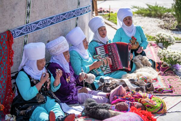 Концерт участников Международного фестиваля эпосов народов мира в Бишкеке - Sputnik Кыргызстан