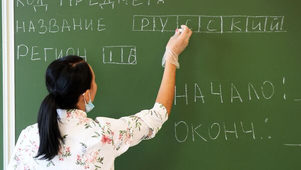 Учительница пишет на доске. Архивное фото - Sputnik Кыргызстан