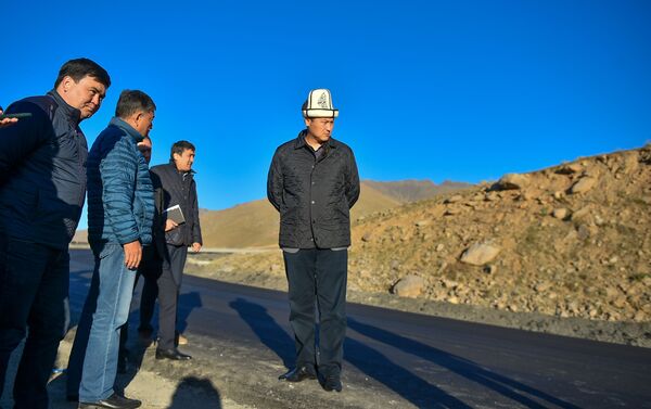 Председатель кабинета министров Улукбек Марипов проинспектировал ход ремонтных работ на участке автодороги Бишкек — Ош с южной стороны перевала Тоо-Ашуу - Sputnik Кыргызстан
