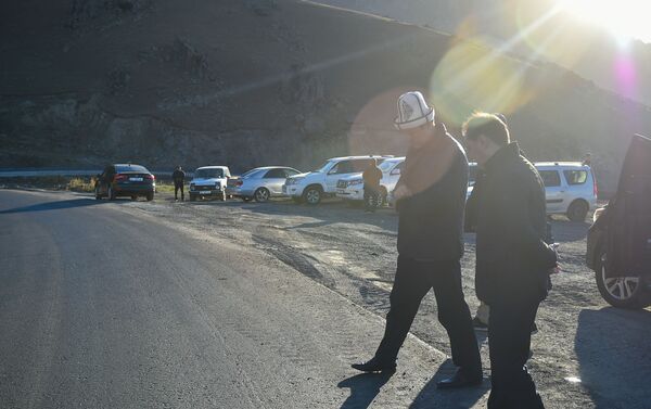 На участке дороги проводится укладка асфальтобетонного покрытия. - Sputnik Кыргызстан