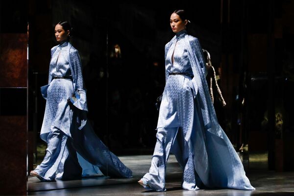 Модели в нарядах из коллекции Fendi во время Миланской недели моды - Sputnik Кыргызстан