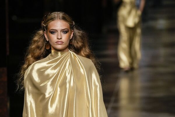 Коллекция Fendi во время Миланской недели моды, Италия - Sputnik Кыргызстан