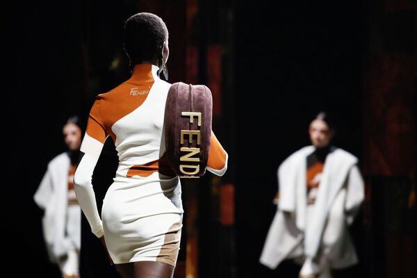 Коллекция Fendi во время Миланской недели моды, Италия - Sputnik Кыргызстан