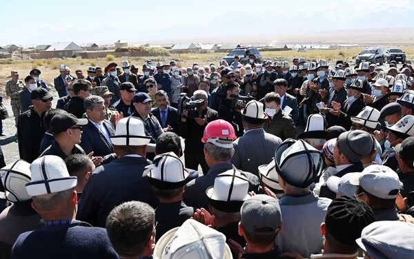 Глава государства, выступая перед местными жителями, снова подчеркнул о своем намерении переселить оставшихся афганских кыргызов на историческую родину с целью их сохранения - Sputnik Кыргызстан