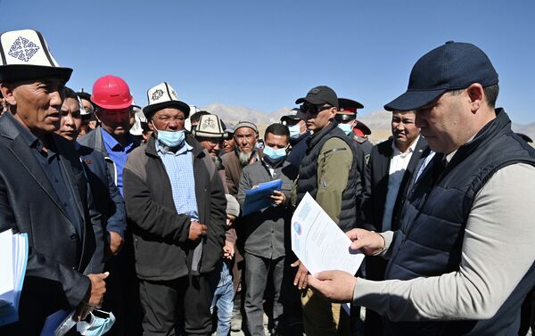 В апреле Жапаров при ознакомлении с проектом строительства жилой застройки данного участка, куда предполагается переселить оставшихся на Памире афганских кыргызов, дал ряд поручений соответствующим государственным органам - Sputnik Кыргызстан