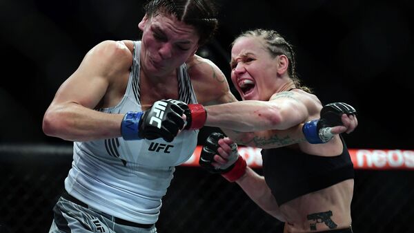 Валентина Шевченко наносит удар Лорен Мерфи во время на турнире UFC 266 в Лас-Вегасе - Sputnik Кыргызстан
