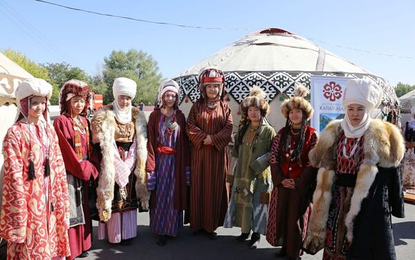 Ошондой эле борбордук аянтта уюштурулган көргөзмө-жарманкеде туристтик компаниялар, жеке ишкерлер өз тармагын тааныштырып, өндүрүшчүлөр азык-түлүктөрүн көрсөтүшкөн - Sputnik Кыргызстан