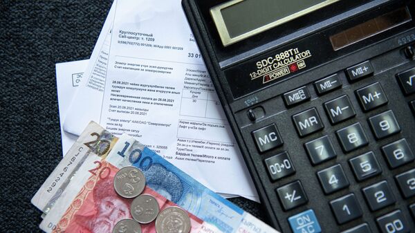  Счет-квитанция за использование электричества, калькулятор и деньги. Иллюстративное фото - Sputnik Кыргызстан