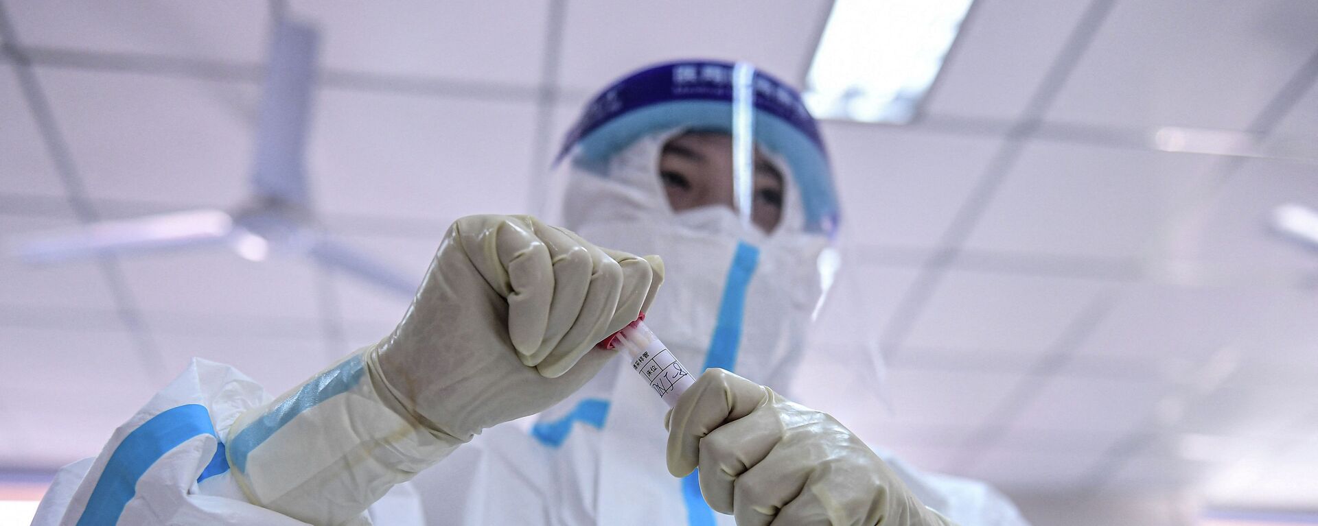 Медицинский работник берет образец для тестирования на COVID-19. Архивное фото - Sputnik Кыргызстан, 1920, 01.07.2022