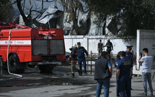 В 13:03 на место выехали четыре пожарных расчета - Sputnik Кыргызстан