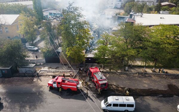 На месте продолжают работать пожарные, которым после полной ликвидации огня необходимо будет разобрать завалы - Sputnik Кыргызстан