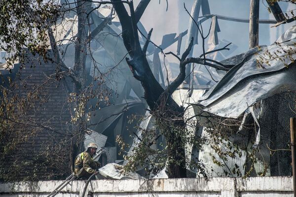 Пожар рядом с кафе на улице Кулиева в Бишкеке - Sputnik Кыргызстан
