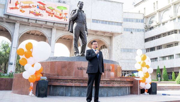 Министр культуры, информации, спорта и молодежной политики Кайрат Иманалиев на торжественном открытии проекта по установке QR-кодов - Sputnik Кыргызстан