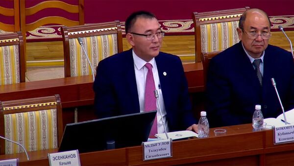 Кол чаап, кучактап... Депутаттар Толкунбек Абдыгуловду узаткан видео - Sputnik Кыргызстан