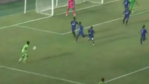 Юный футболист забил шикарный гол, обыграв пятерых, — его хотят в МЮ. Видео - Sputnik Кыргызстан
