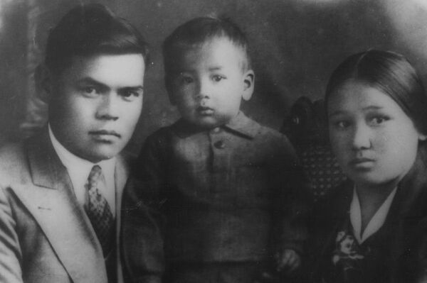 Иса Ахунбаев жубайы Бибихан Исмаиловой жана тун уулу Мустафа менен. 1937-жыл - Sputnik Кыргызстан