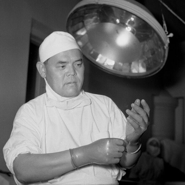 Белгилүү хирург Орто Азия чөлкөмүндө биринчилерден болуп жүрөккө операция жасаган - Sputnik Кыргызстан