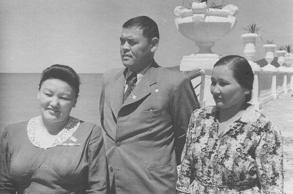 Иса Ахунбаев жубайы Бибихан жана опера ырчысы Сайра Кийизбаева менен. 1960-жыл - Sputnik Кыргызстан
