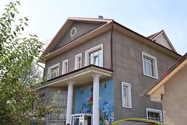 Семья президента Садыра Жапарова на безвозмездной основе передала ОАО Государственная ипотечная компания свой жилой дом в Бишкеке - Sputnik Кыргызстан