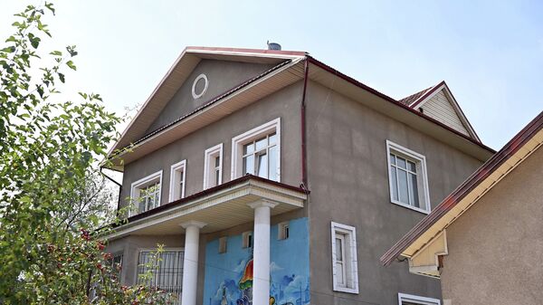 Двухэтажный дом, подаренный ГИК президентом Садыром Жапаровым. Архивное фото - Sputnik Кыргызстан