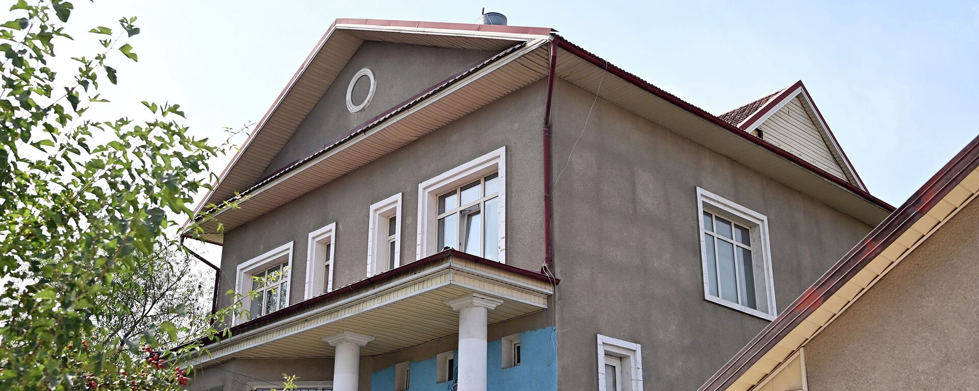 Двухэтажный дом, подаренный ГИК президентом Садыром Жапаровым. Архивное фото - Sputnik Кыргызстан, 1920, 20.01.2022