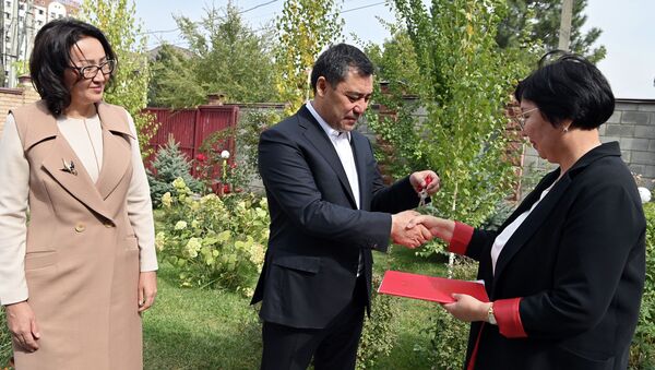 Семья президента Кыргызстана Садыра Жапарова передала на баланс ОАО Государственная ипотечная компания на безвозмездной основе жилой дом, в котором ранее проживал сам глава государства - Sputnik Кыргызстан