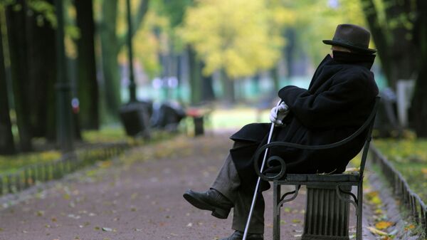 Пожилой мужчина сидит на лавочке. Архивное фото - Sputnik Кыргызстан