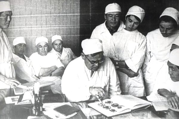 1948-жылы өзү иштеген окуу жайына профессор жана ректор болуп дайындалат. Ошол эле жылы СССР Медицина илимдер академиясына мүчө-корреспондент, Эл аралык хирургдар бирдигине мүчө болуп шайланат - Sputnik Кыргызстан